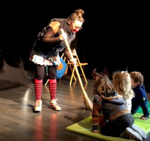 Aida Cobos actriz Málaga interpretando a Florita Chica esperando al Doctor Strasburguer en el cuento animado del solsticio de invierno