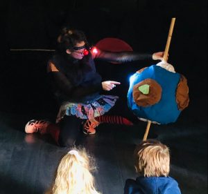 Aida Cobos actriz málaga interpretando en el cuento animado a Florita Chico mostrando como ilumina el Sol en el solsticio de invierno